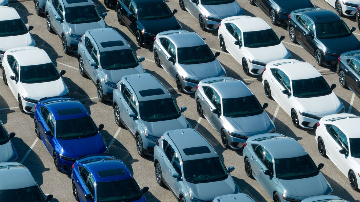 Stěrače nestírají. Automobilkám docházejí i jednoduché čipy